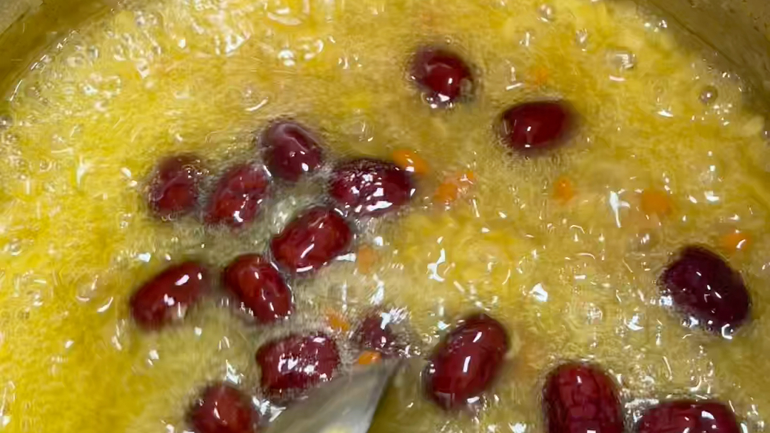 粥:糯米300克,大米720克,水37斤,鲜荷叶两片,枸杞子40克,红枣100克