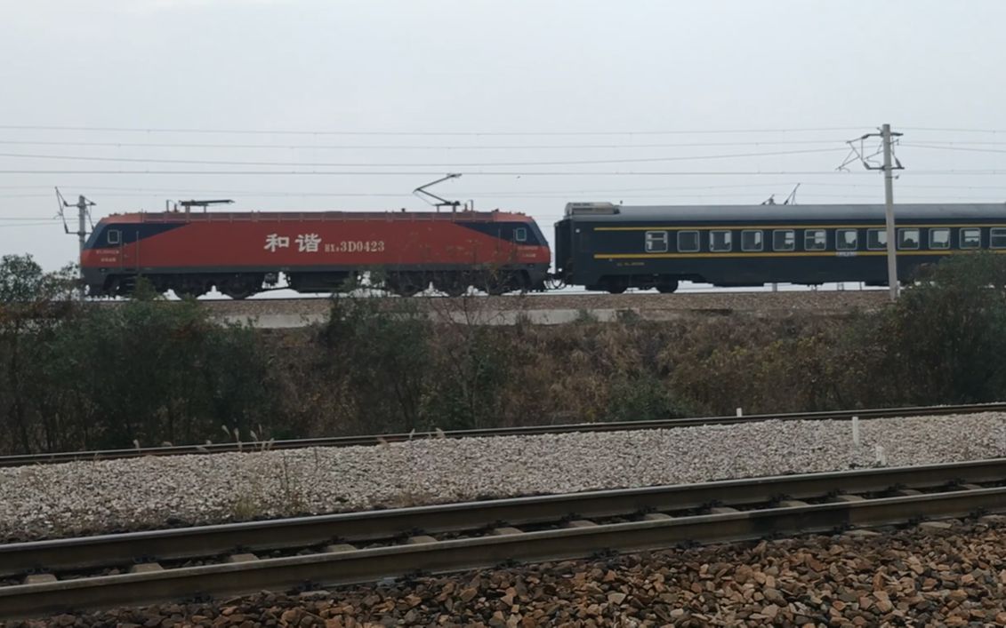 京局京段hxd3d0423牵引包头到南宁z335次客车,通过珍珠塘村柳荷塘,沿