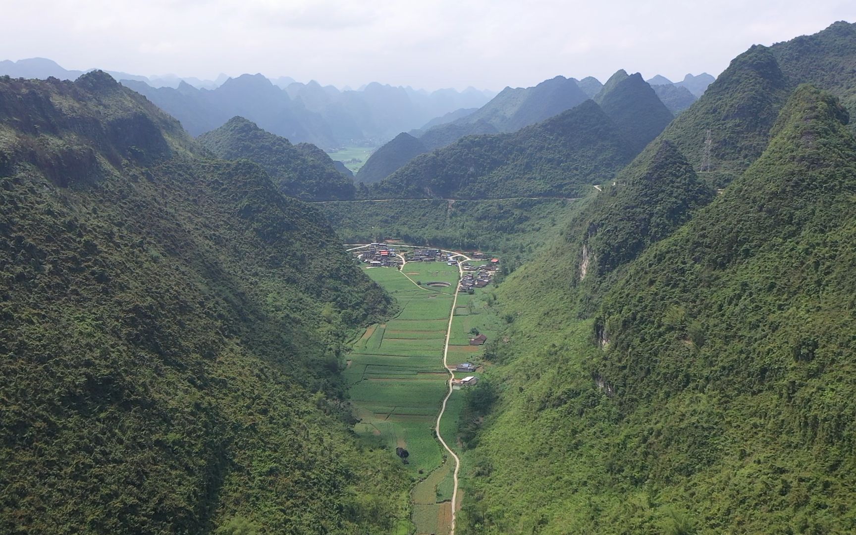 航拍:大山坳下的村庄,崎岖的山路落差几百米,老司机看了都发抖哔哩哔哩bilibili