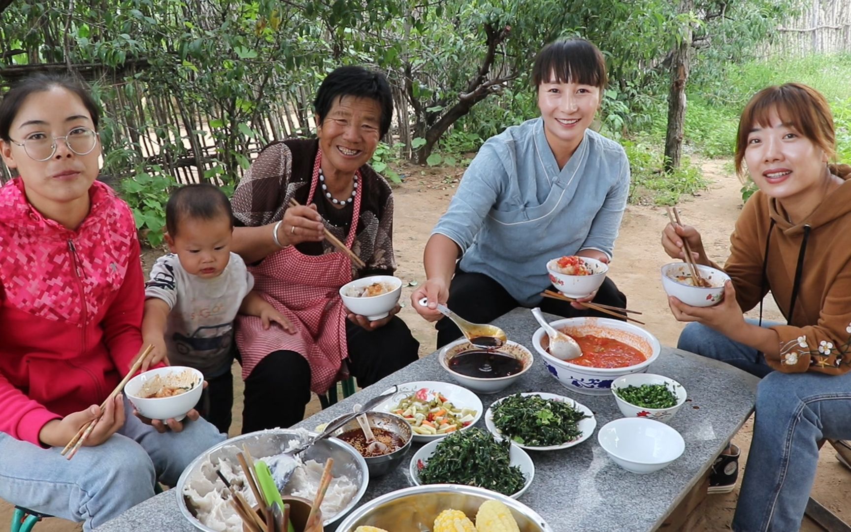 活動作品春姐給閨蜜曉兒送西紅柿奶奶用蕎麵做陝北特色小吃攪團真溫馨