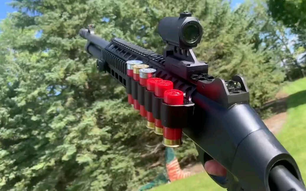三连加拿大男子试射伯奈利m4导气式半自动散弹枪