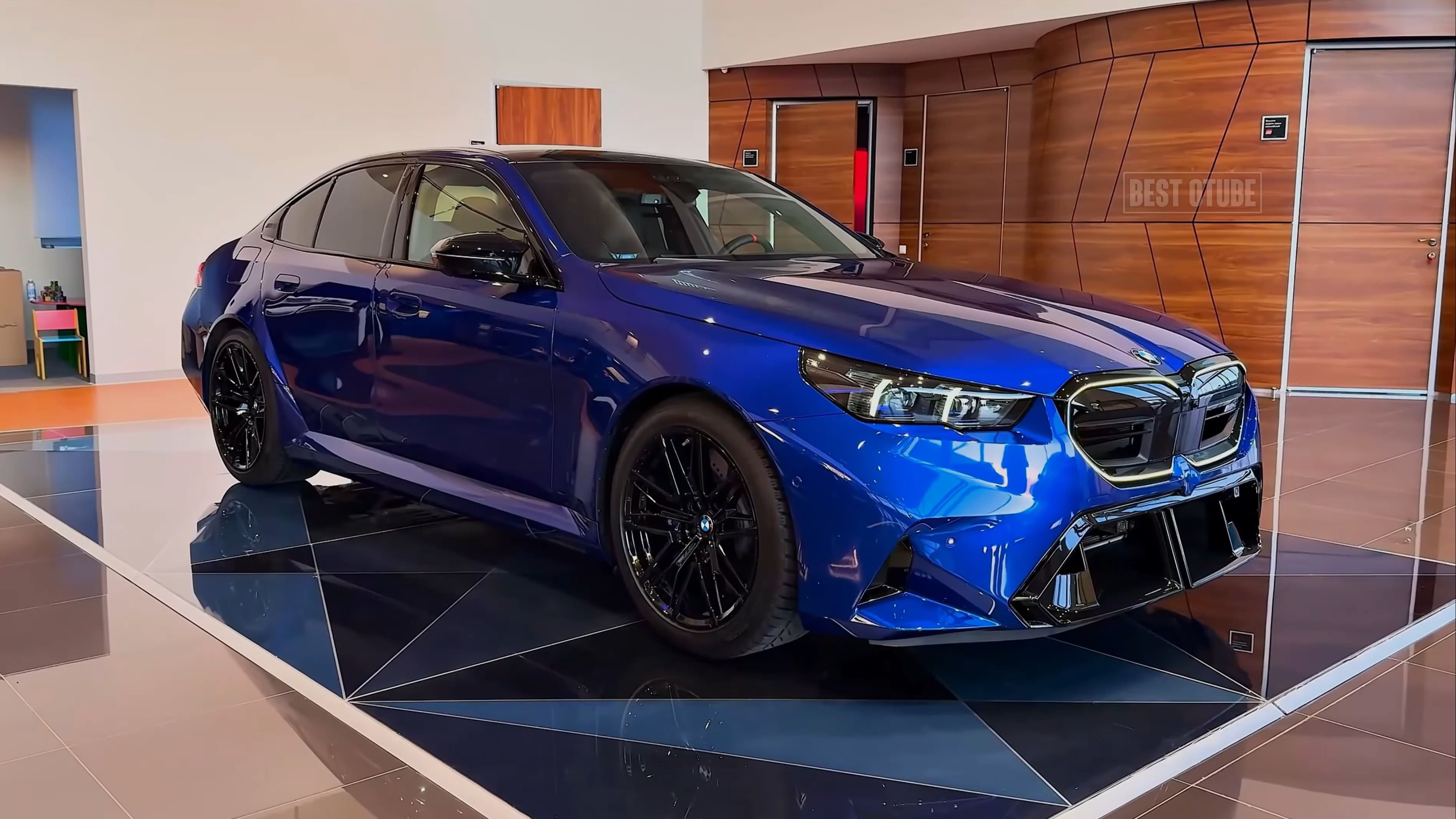 2025款宝马m5全新蓝色v8组合