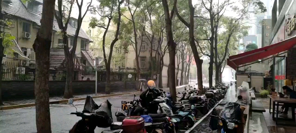 [图]【库存】上海，愚园路的尽头。独立听雨。