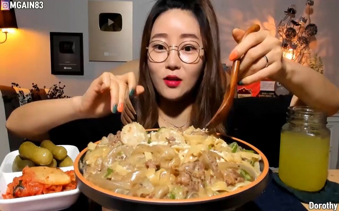 【声控吃播】dorothy 奶油烤肉意面(中字)_哔哩哔哩 (゜-゜)つロ 干杯