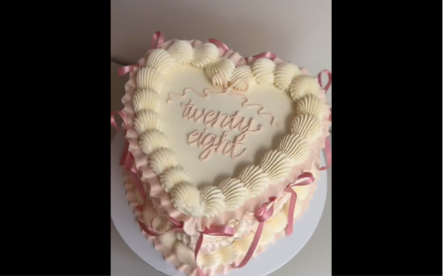 复古裱花心型蛋糕装饰过程