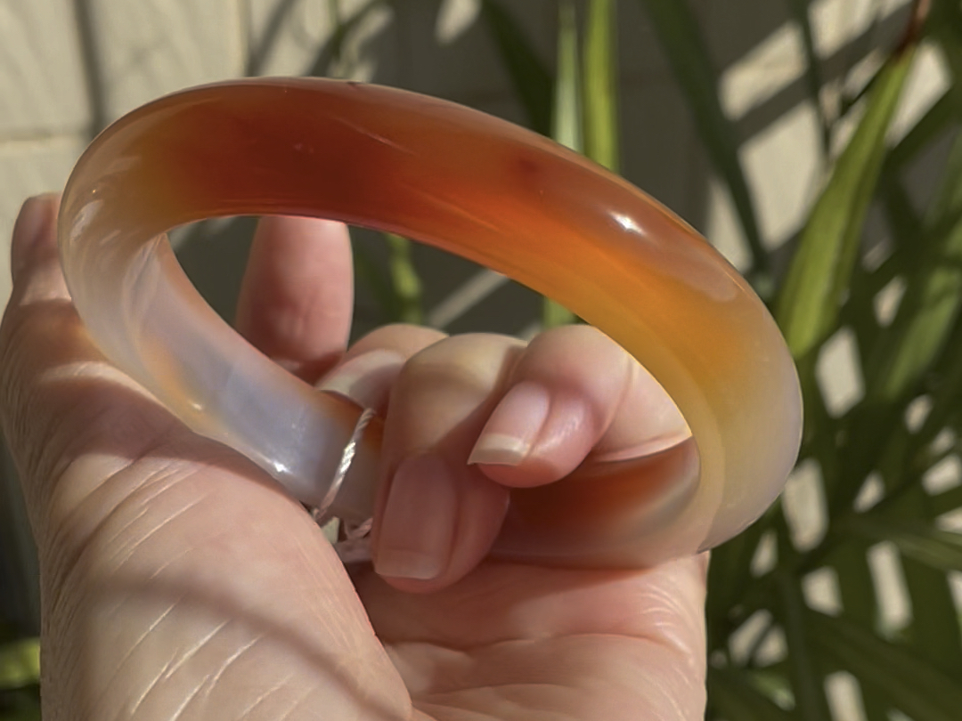 渐变红玛瑙玉髓手镯大气显白色