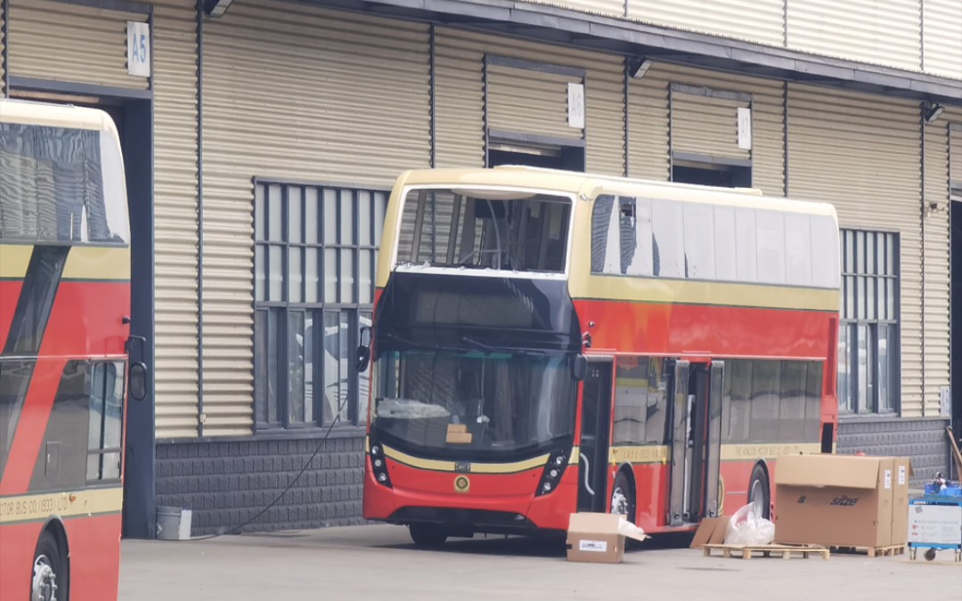 [香港巴士]九龙巴士丹尼斯Enviro500在厂内等待装嵌内饰哔哩哔哩bilibili