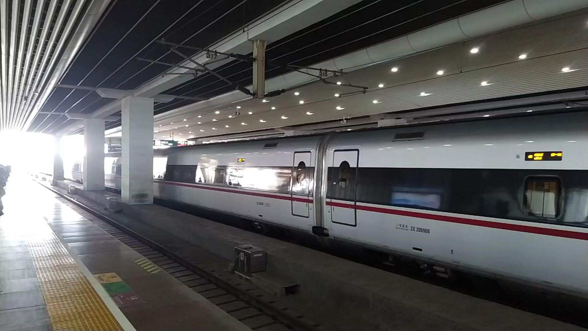 2020年6月12日,g6017(长沙南-深圳北)广州南站进站.