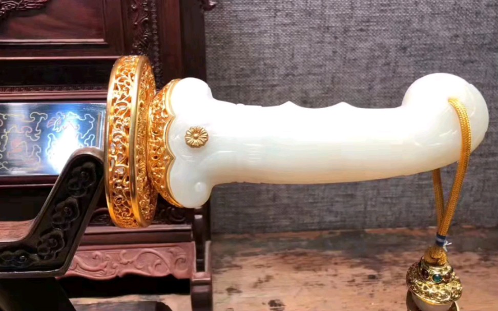 天字十七号宝腾腰刀是乾隆皇帝为表彰先祖的尊崇,下旨铸造的腰刀,乾隆