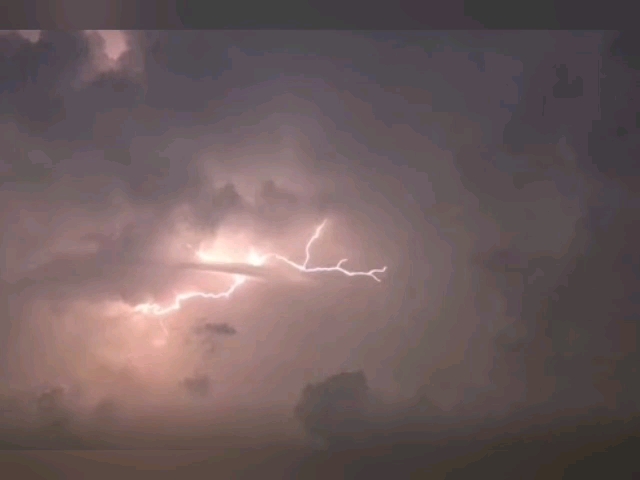 暴风雨来骤,龙飞天上.