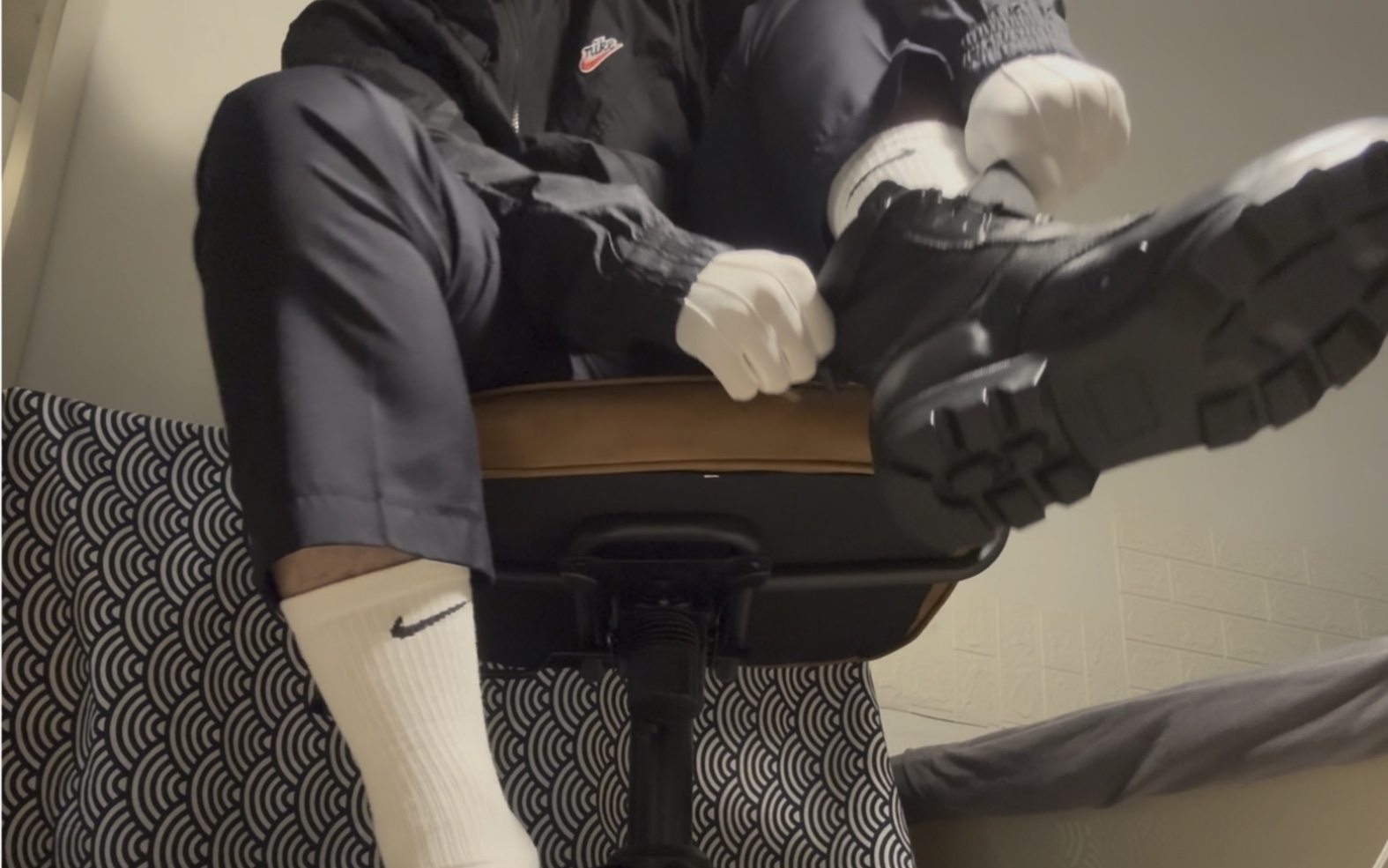 表演一个白手套穿靴