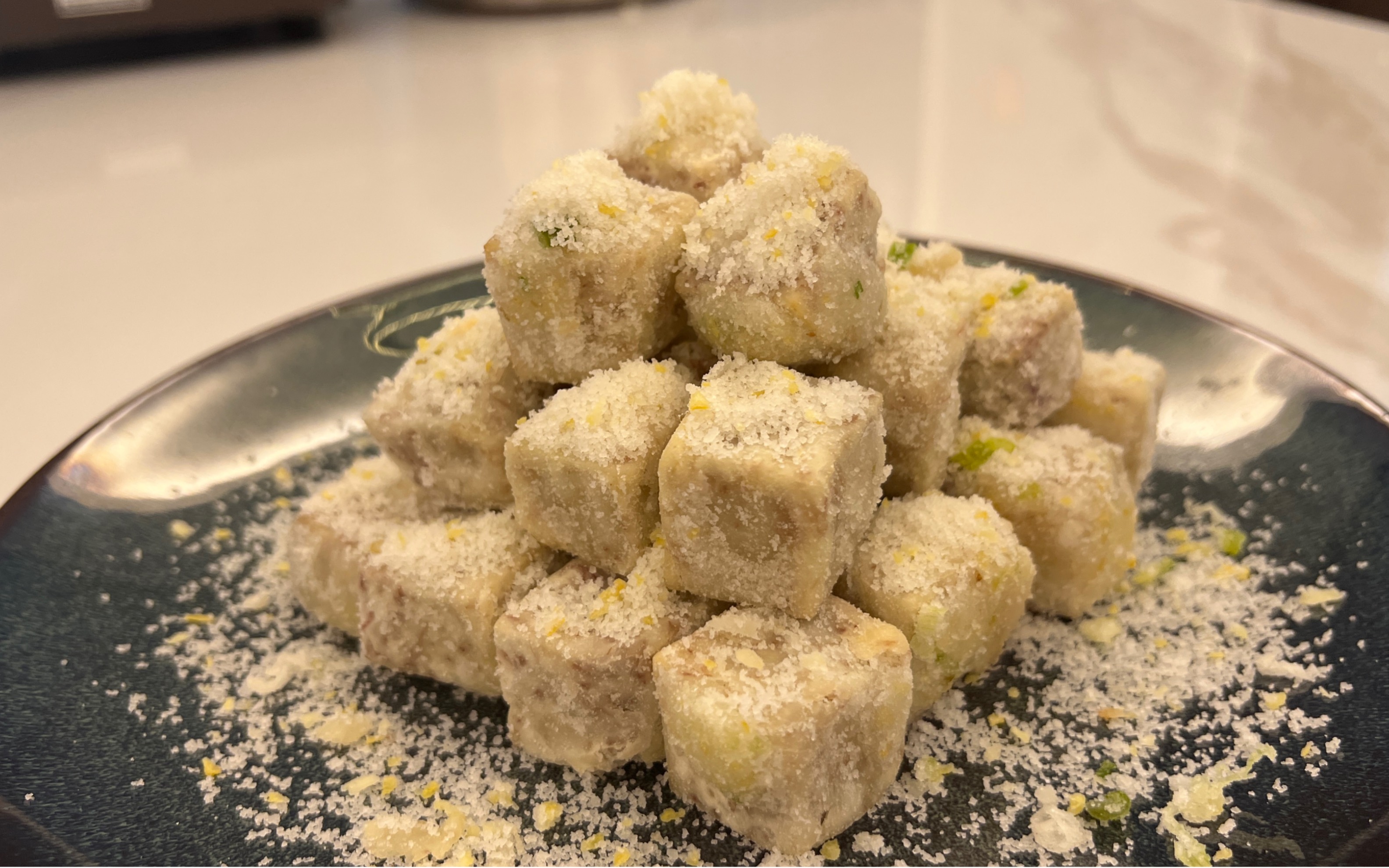 人见人爱的潮汕小吃:反沙芋咬一口,酥松的糖衣散开,代之是绵柔的芋头.