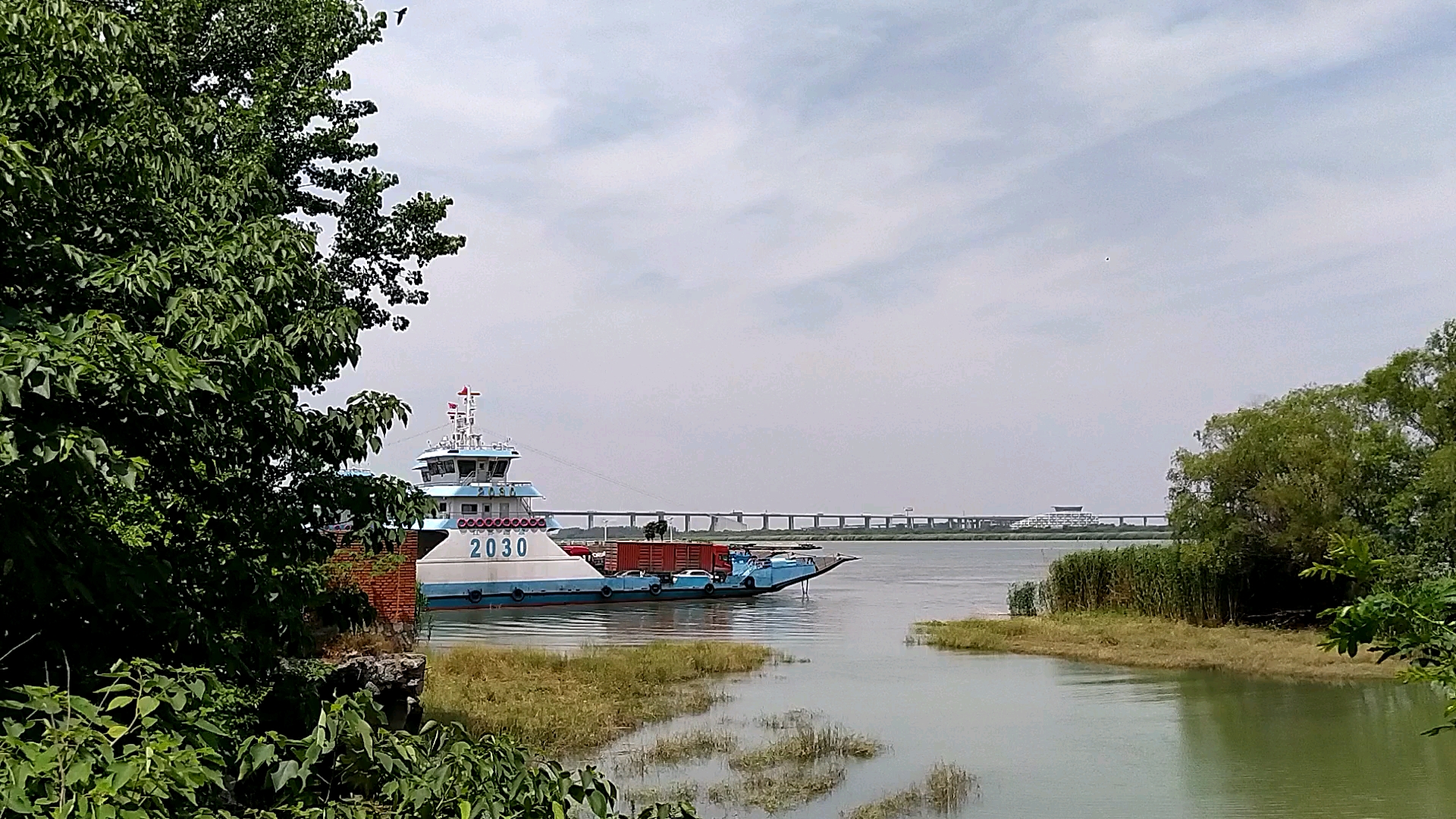 江苏镇江镇扬汽渡码头,远处润扬大桥!世界第三,中国第一悬索桥!