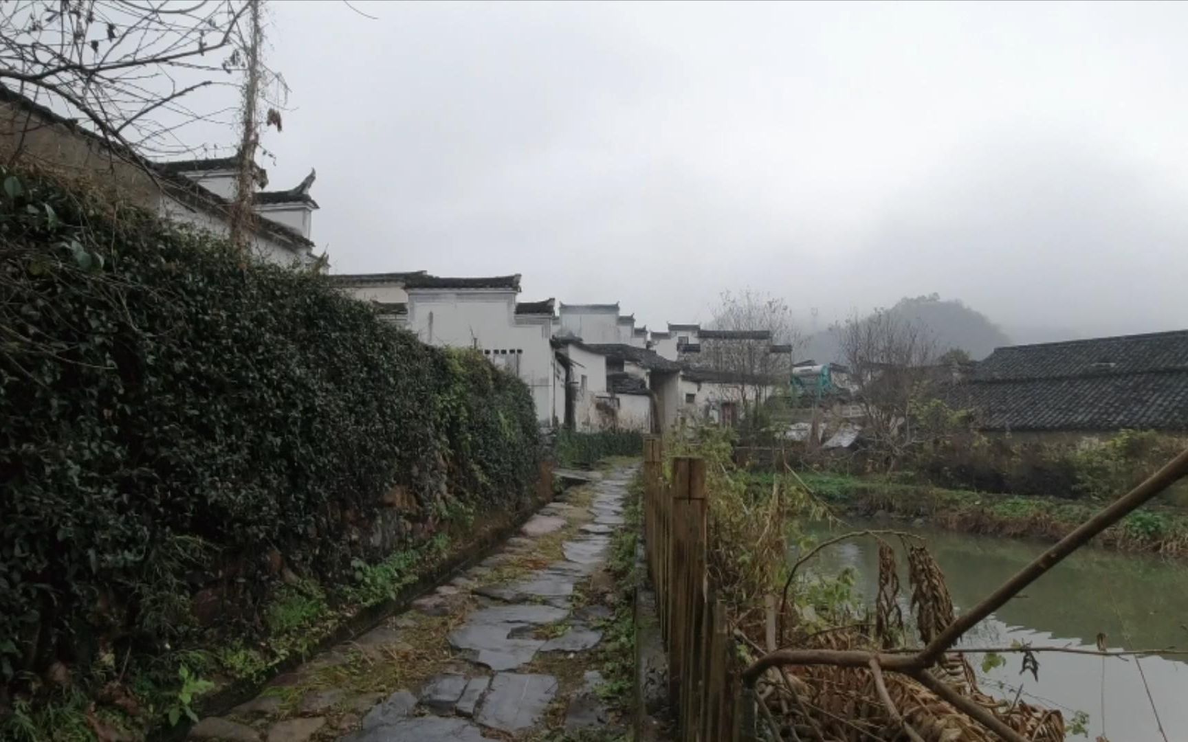 [图]《骑电动车游中国记》第112期：山水画般的安徽山村 烟雨朦胧徽派建筑