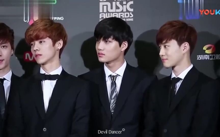 【鹿晗】【金钟仁】【金俊勉】三人同框视频,西装革履,打扮成大人摸样