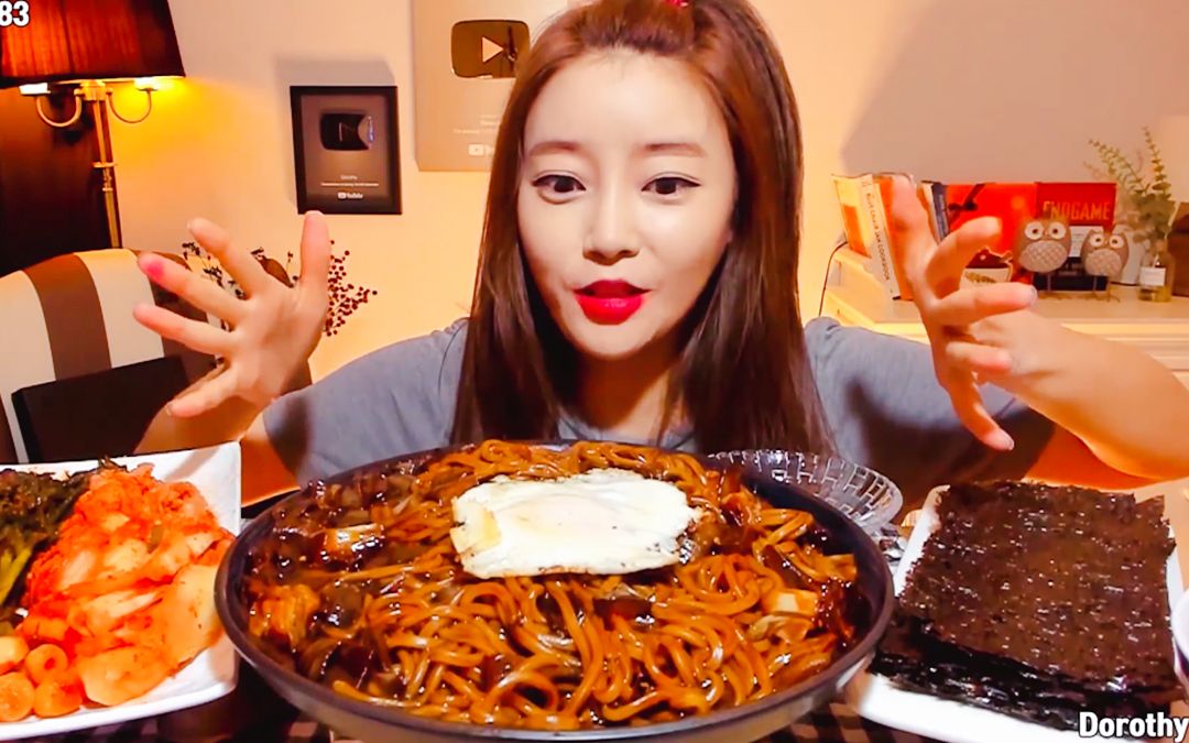 韩国大胃王dorothy吃最辣炸酱面,真是地狱极端的吃播!