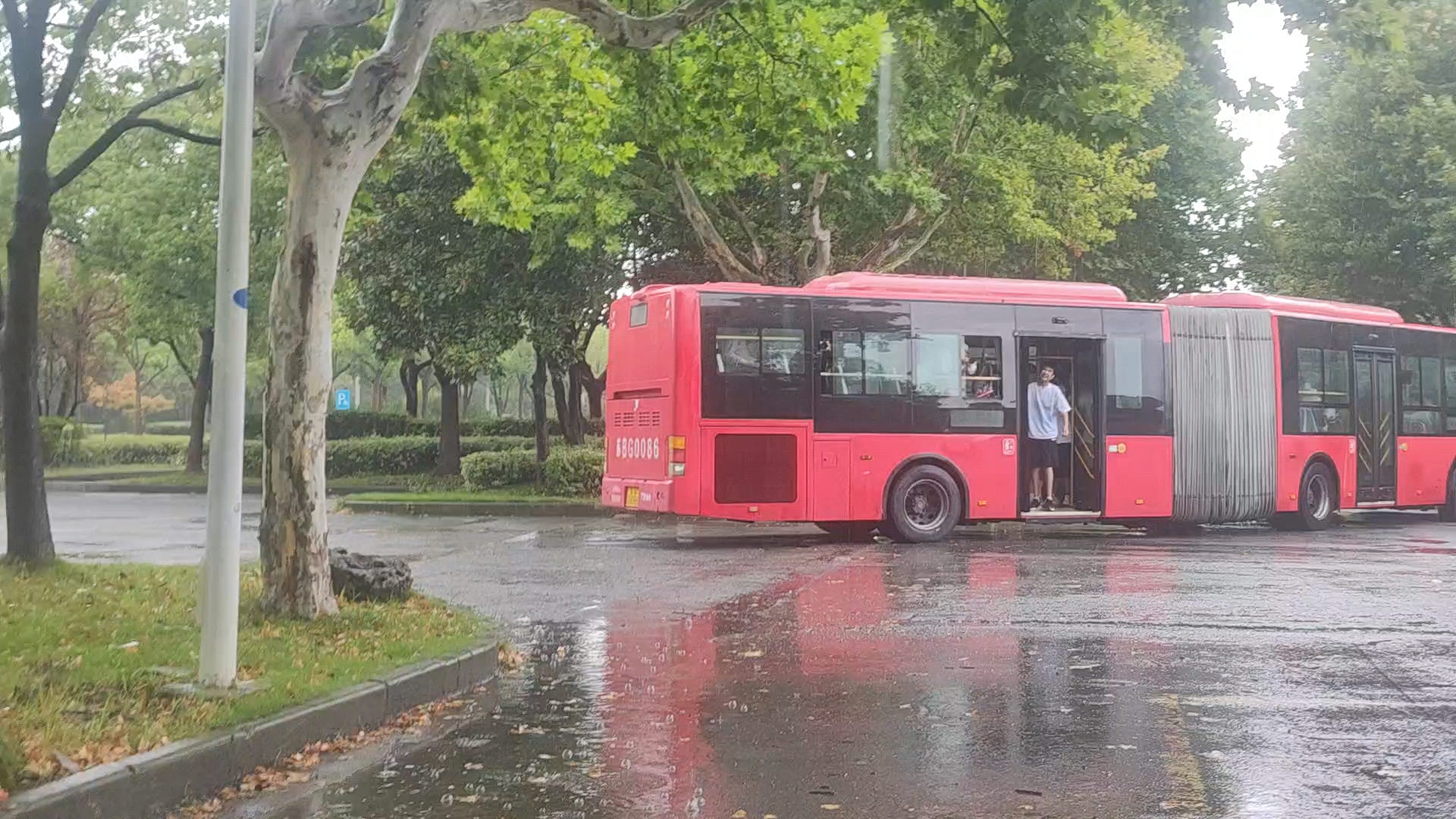 震惊！常州某800在无锡包下铰接后拍车骂人实录
