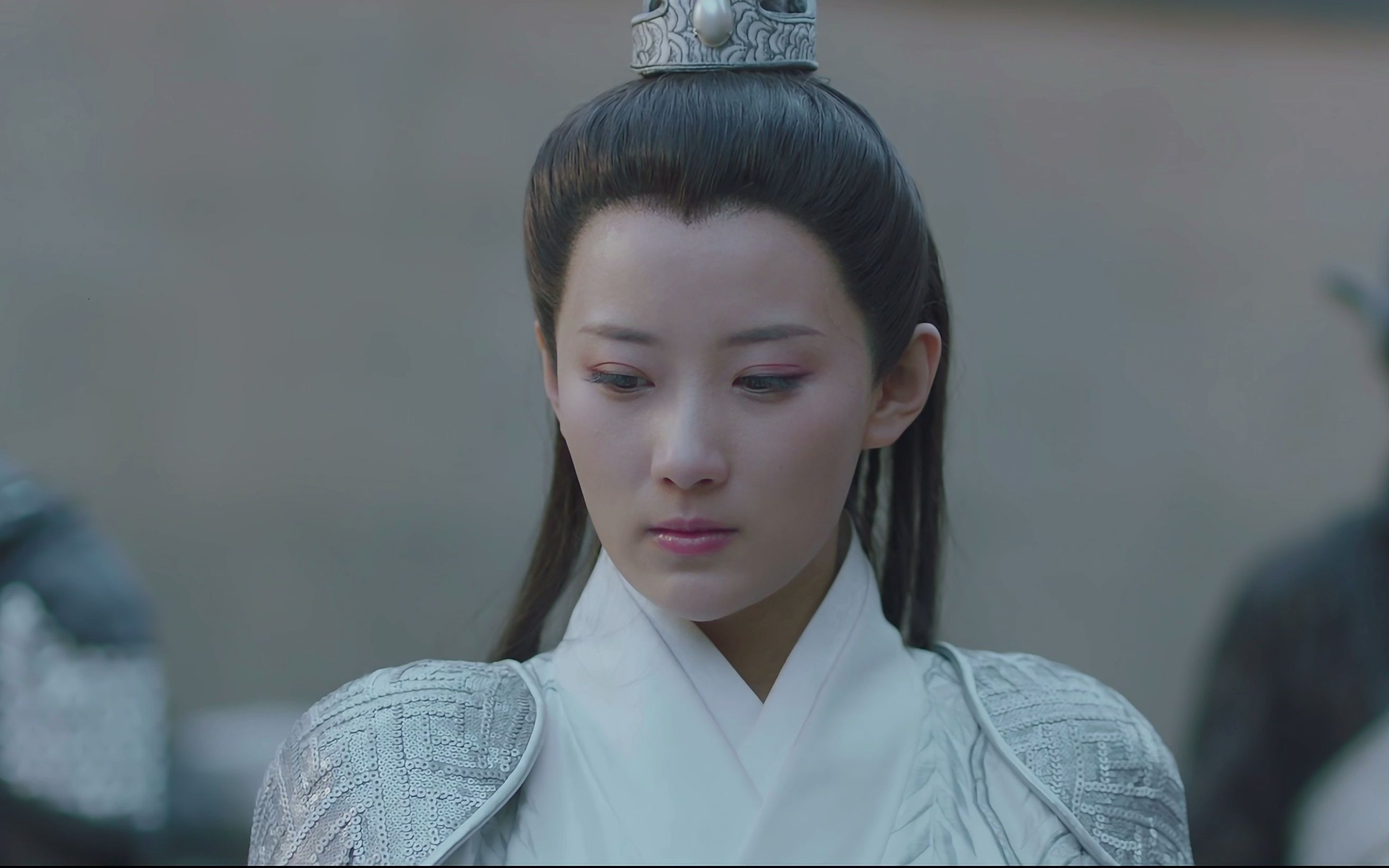 身穿白衣披风的白靴女侠,想要刺杀高手,结果被打伤在地,负伤而逃