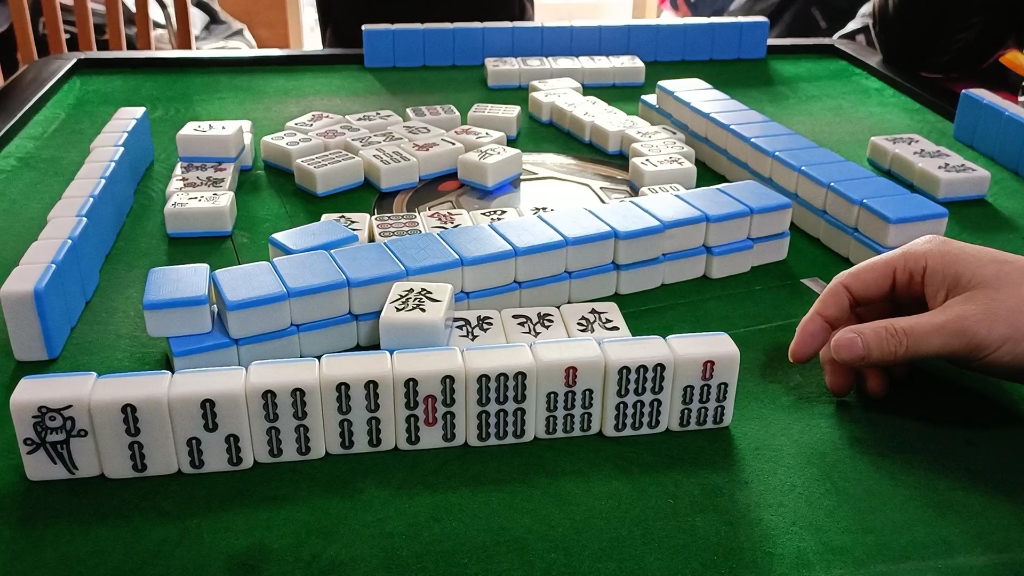 上海敲麻:今日麻将 混一色自摸观看一下