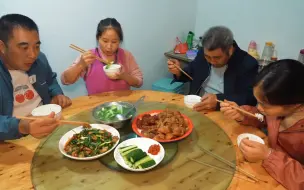 Download Video: 包立春干活累了想吃肉，桃子姐做一盘卤猪蹄，软烂入味，吃爽了