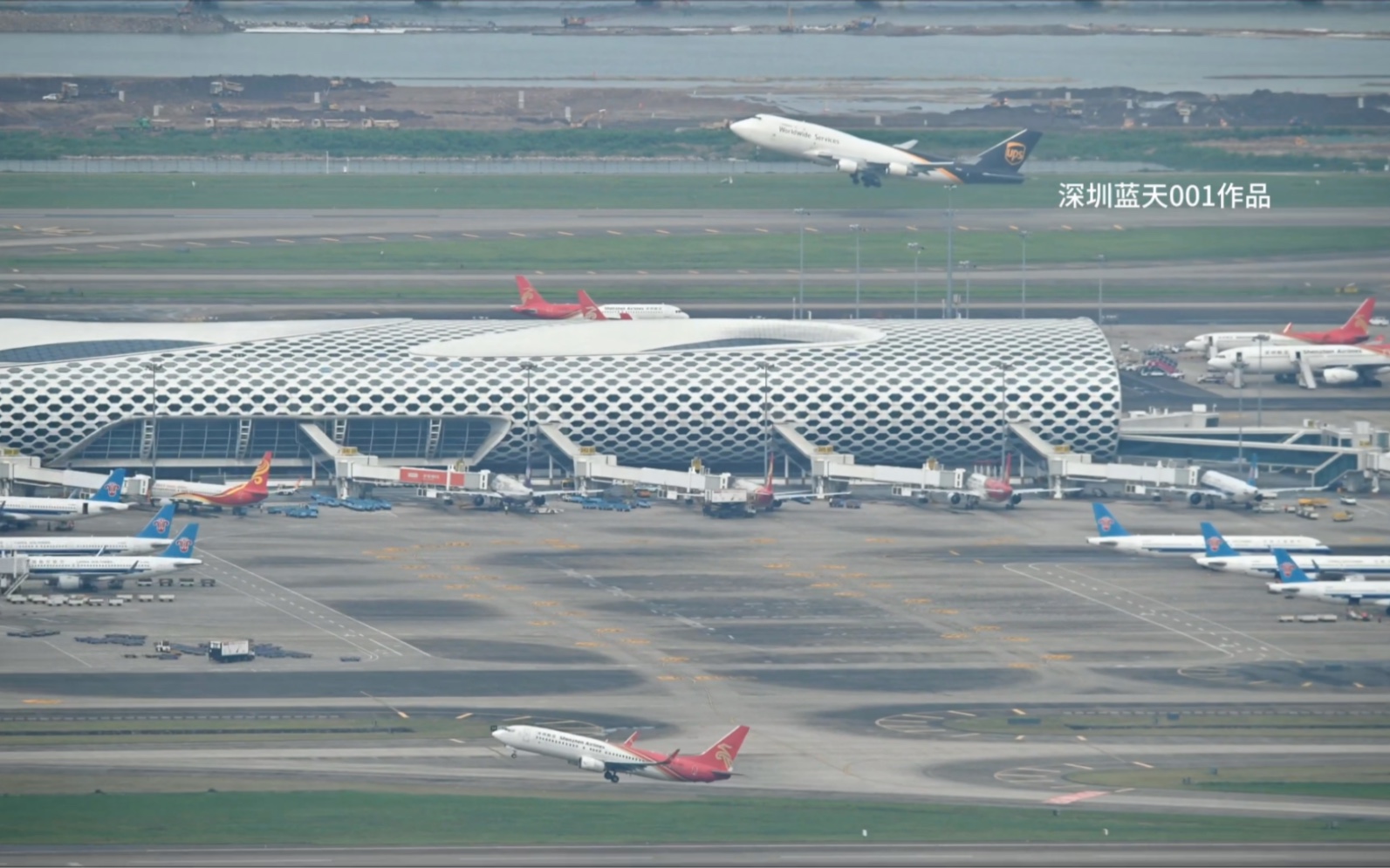 难得一见的ups744和深航738在深圳机场双跑道同框起飞.