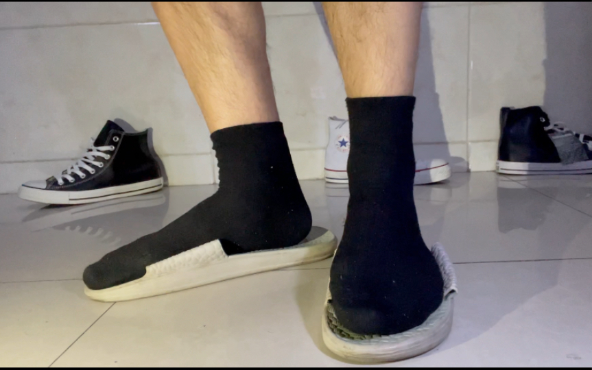 腿毛东北大叔 黑袜子试穿运动拖鞋