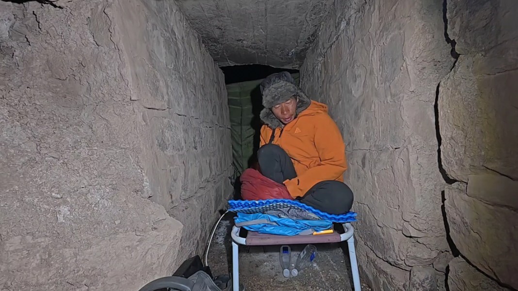 骑行摔车了人没事就好,下雪了晚上没地方住躲进很多冰的桥洞里过夜哔哩哔哩bilibili