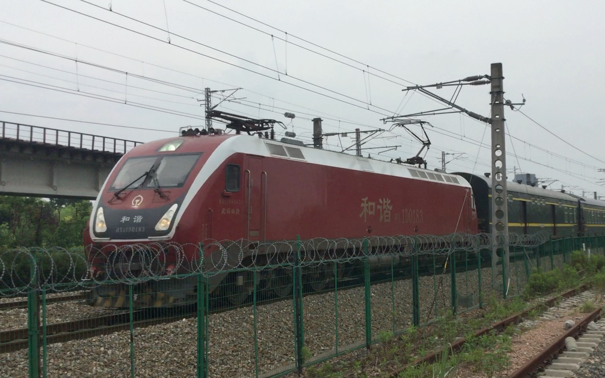 【中国铁路】【鸣笛】武局南段hxd1d0183牵引k351通过沁春路中春路机