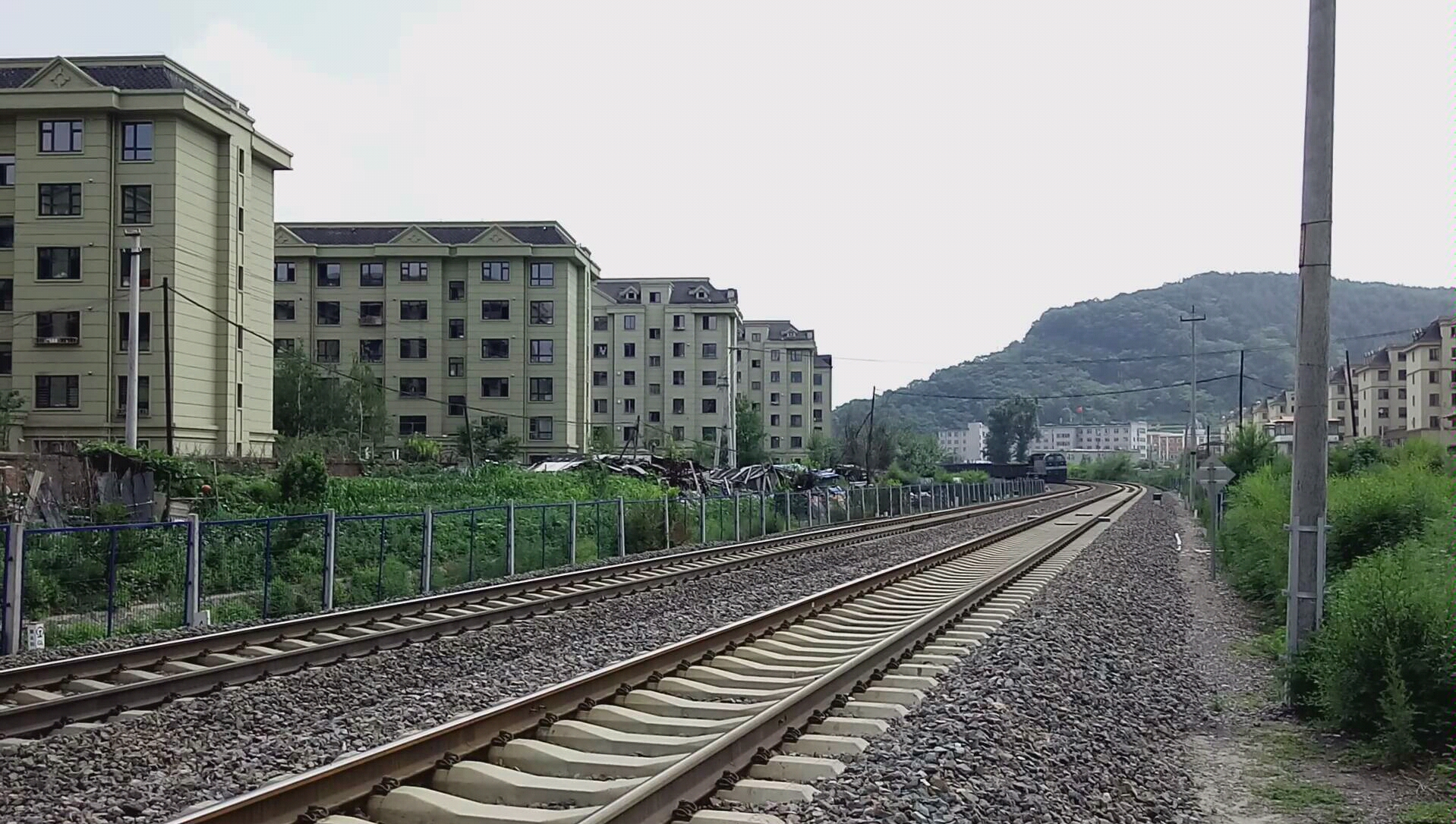 沈局梅段hxn5 0481牵引43042次摘挂列车通过梅集线某无人看守道口