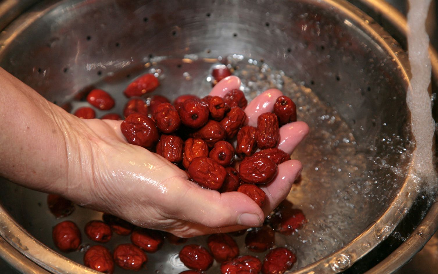 清水洗红枣,跟没洗一样,教你一个小窍门,洗得干净彻底,放心吃