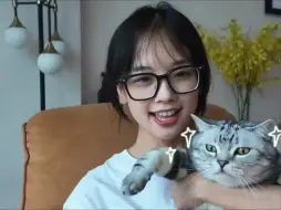 Video herunterladen: 问：王冰冰和她手里的小猫咪你更喜欢谁呢？哈哈哈