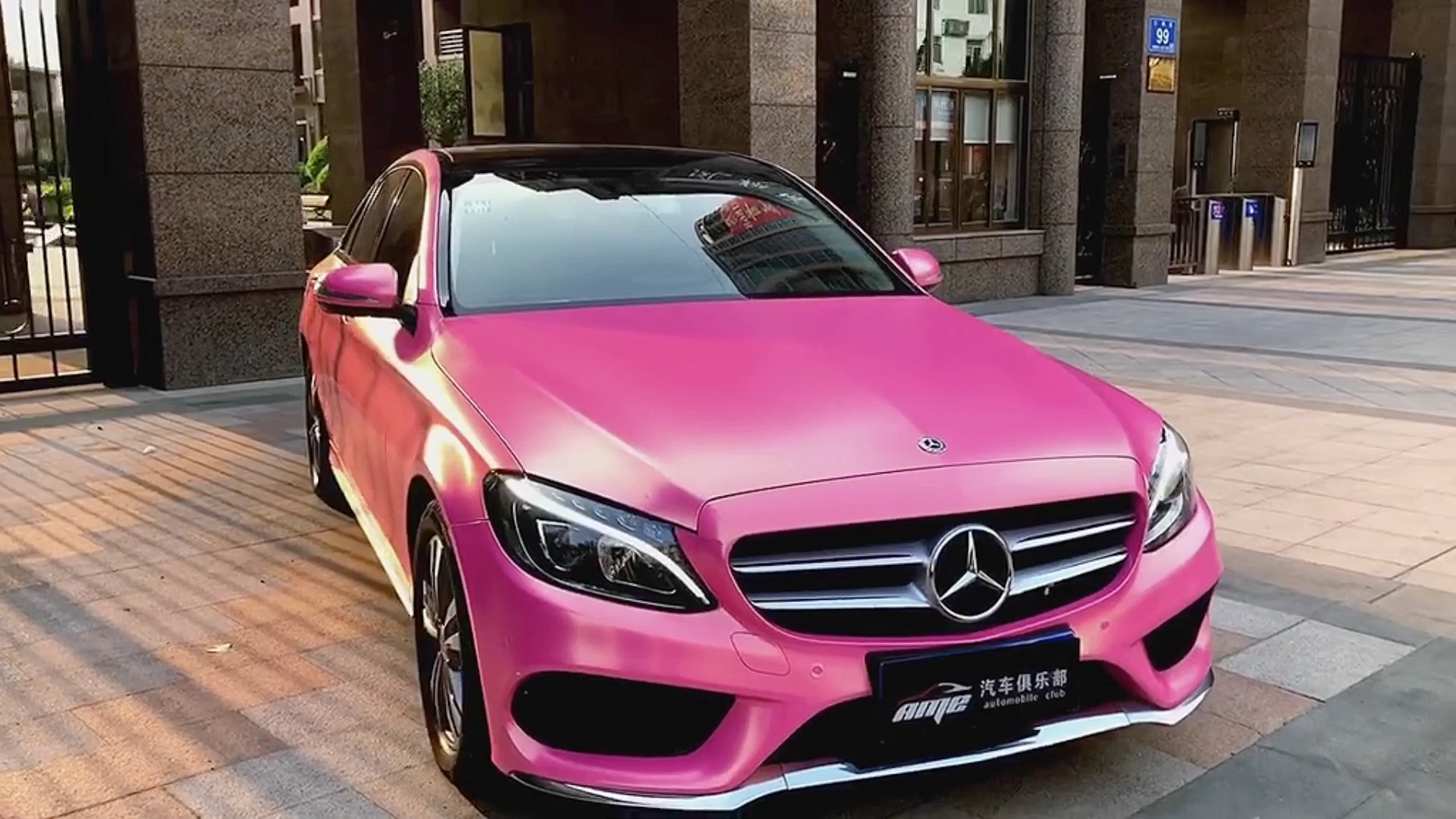 杭州奔驰c200l漆面改色贴膜车身电光粉改色给人不一样的感觉