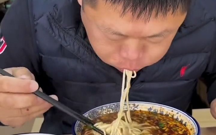 吃面不吃蒜香味儿少一半,兰州拉面,这一碗好过瘾,为啥没有酒?