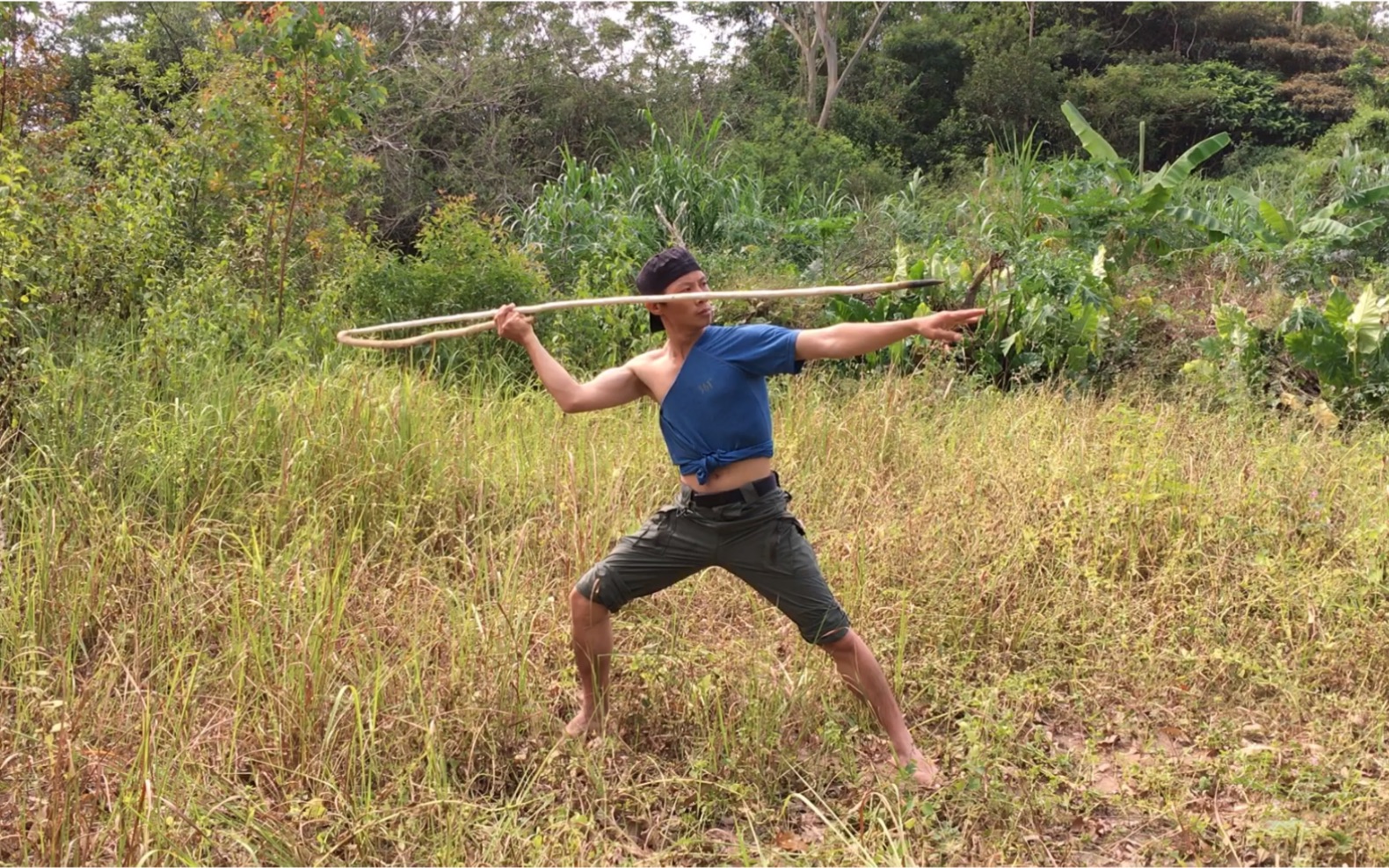 中国小伙用原始技术制作掷矛器