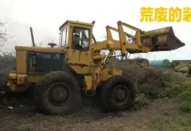 Скачать видео: 男人在户外发现一台荒废多年的装载机，看如何将其修复启动