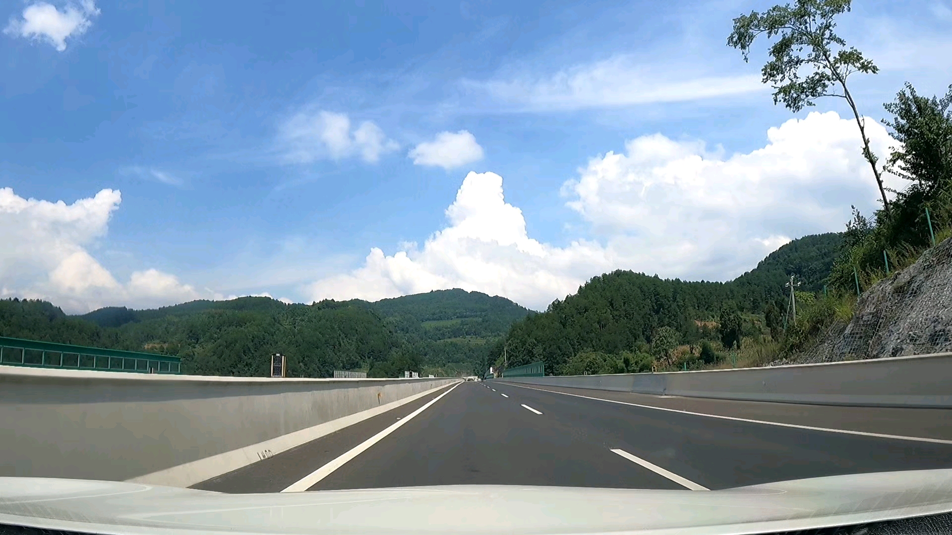 蓝天白云高速纯享