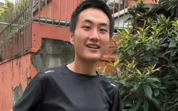 山泥若直播开始了,弹幕却全是…