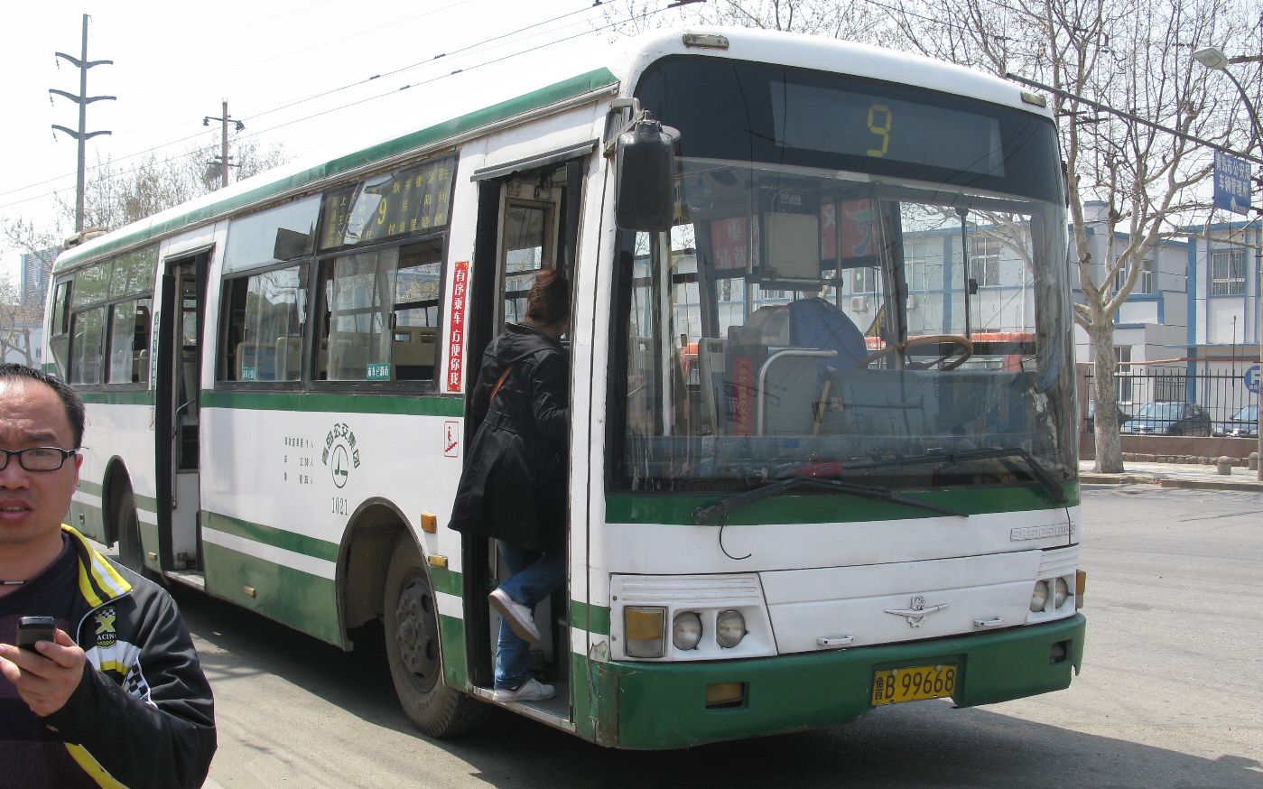 青岛公交怀旧视频 门坏的很彻底,把乘客逗乐了的9路sk6105hp1-3车内
