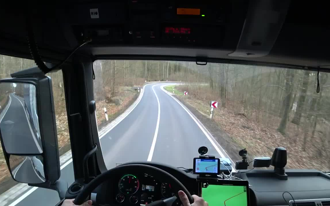 卡车司机第一视角——驾驶曼恩tgx 18.500行驶在德国的乡村公路上