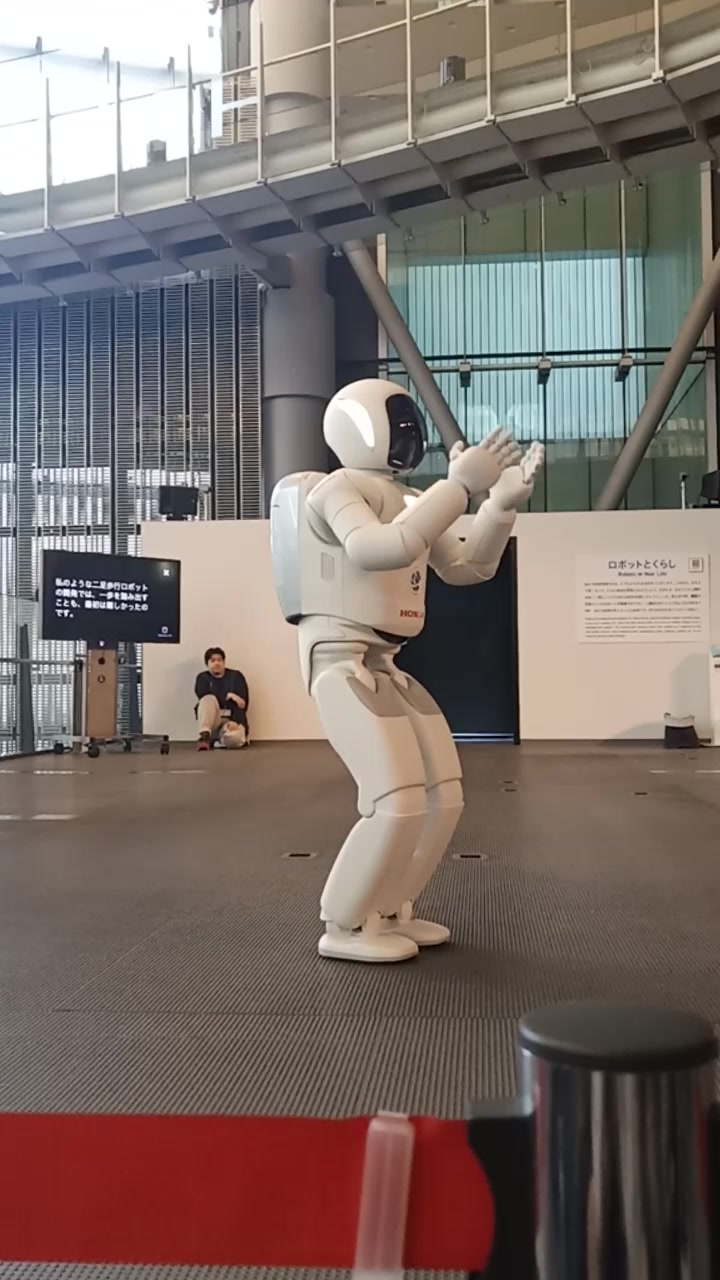 日本未来科技馆机器人表演