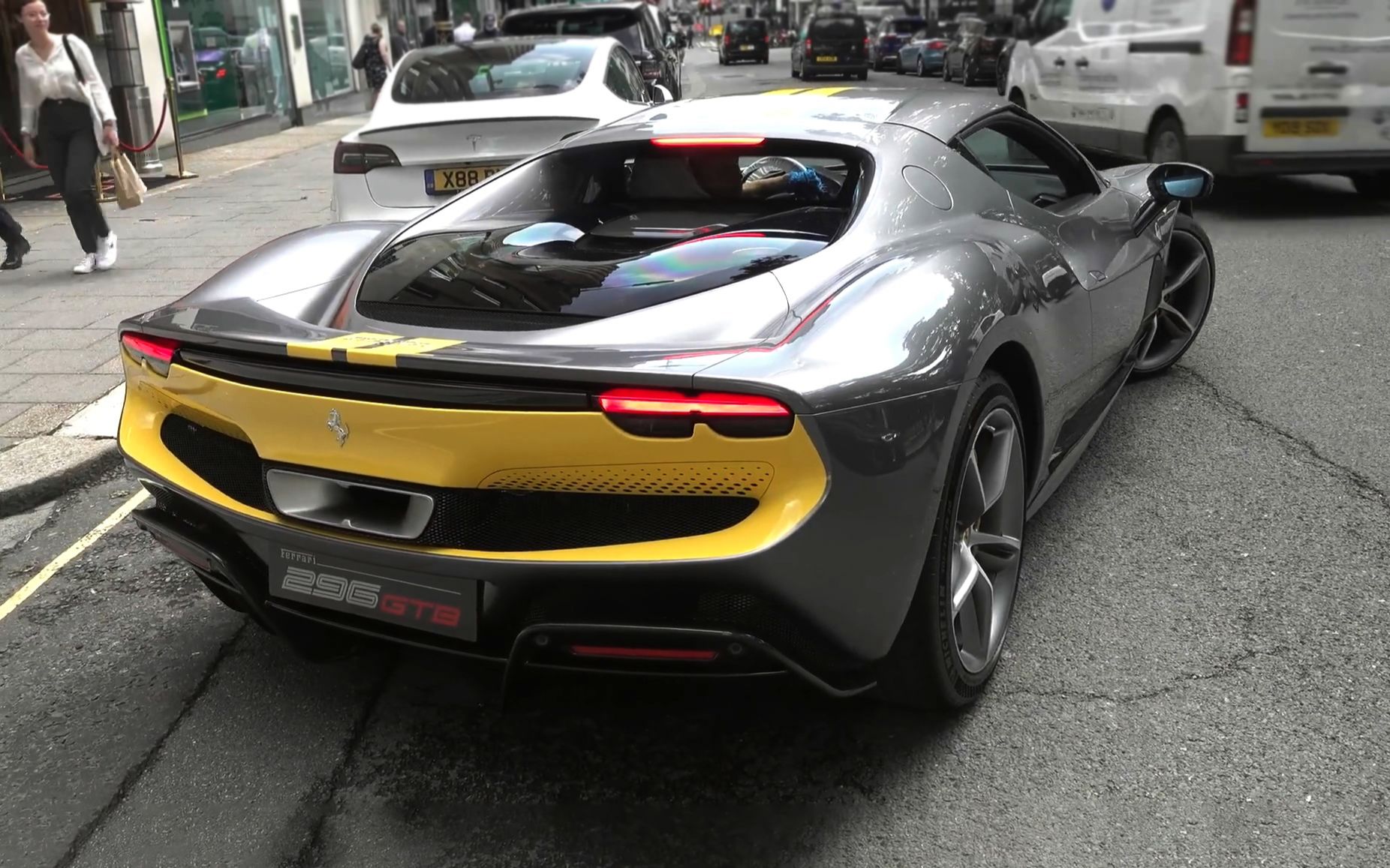 伦敦街拍法拉利812competizione296gtb