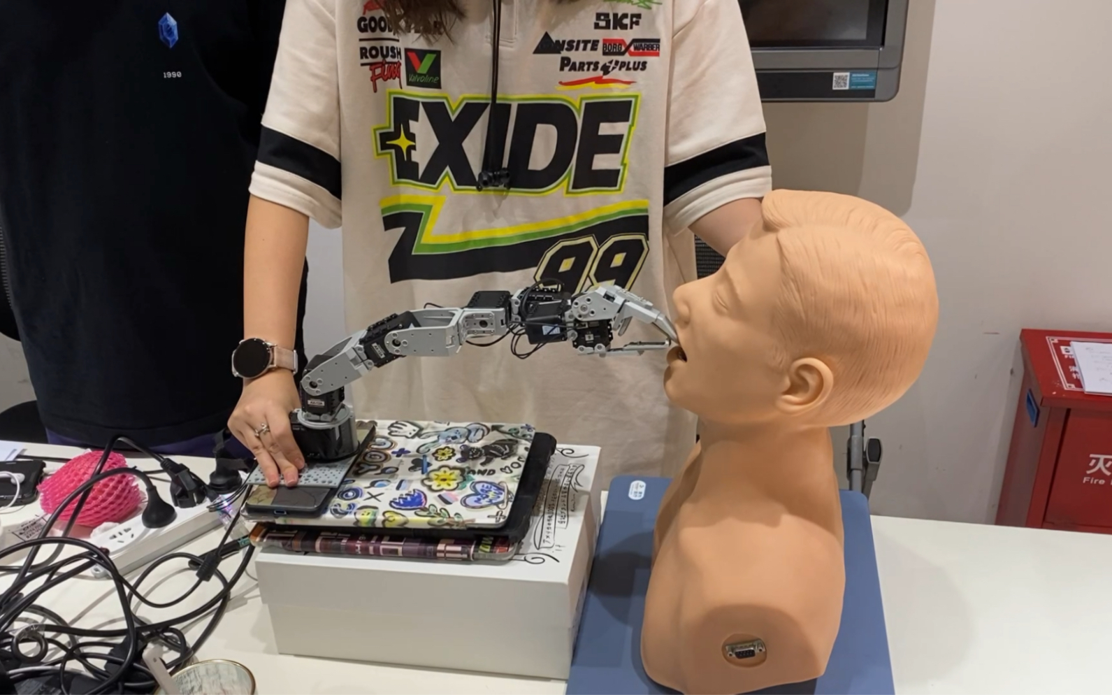 仿生人会梦见电子机械臂给他做核酸吗