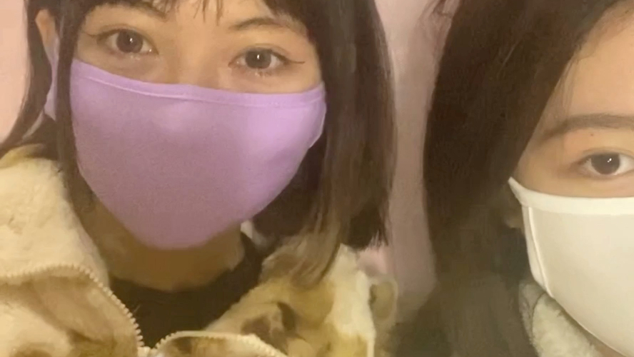 跟闺蜜一起带口罩 莫代尔口罩女