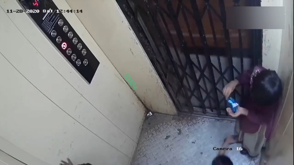 印度三名儿童乘坐电梯，在出电梯时，其中一个孩子被挤压身亡！