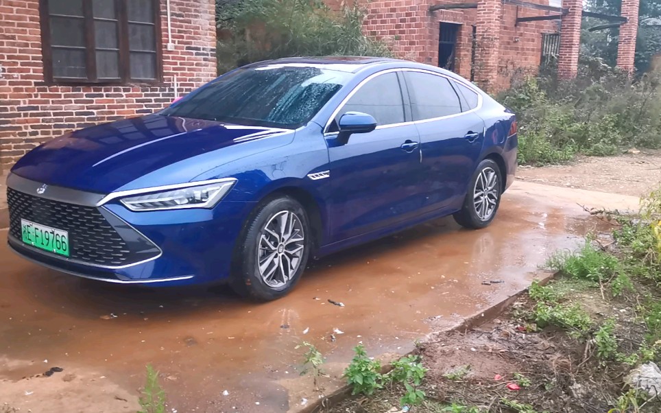 蓝色的秦plus dmi挺耐看的,就是太容易脏了