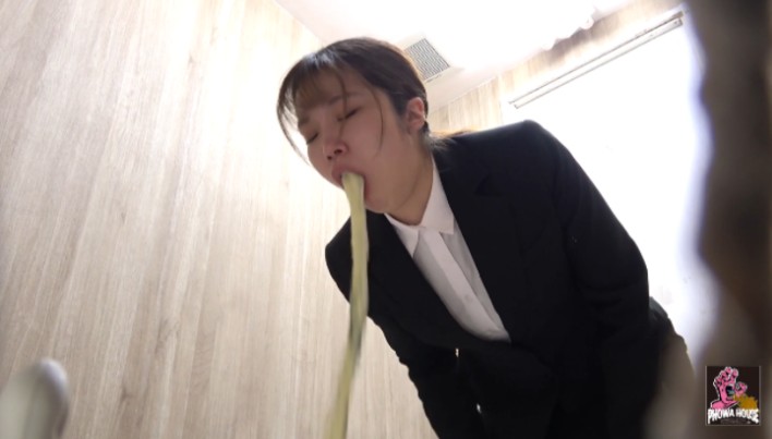 晕车的女孩呕吐不止