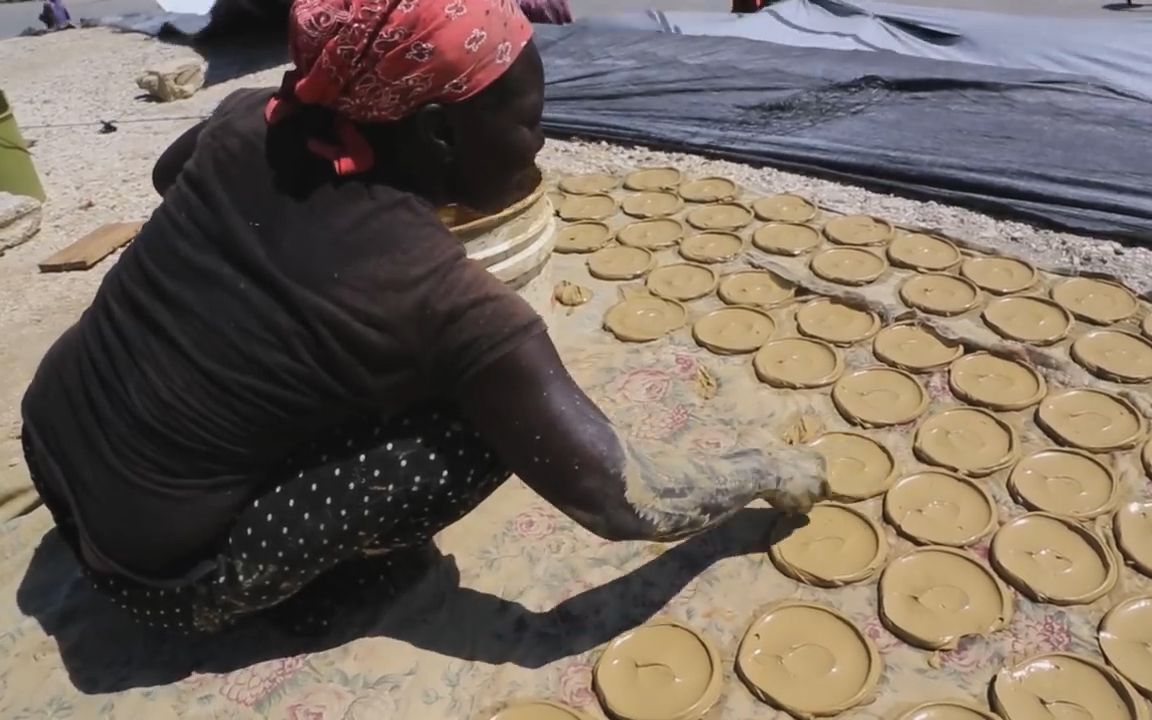 世界上最喜欢吃土的国家,把土做成饼干当饭吃,孕妇靠它补充营养
