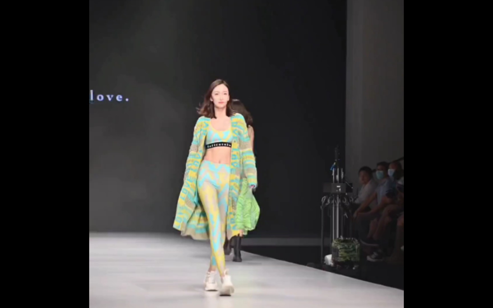 国内模特走秀运动感满分