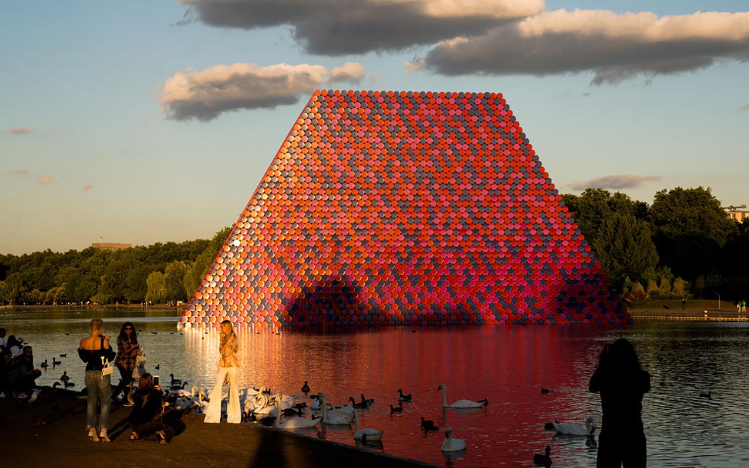 [图]Barrels and The Mastaba-Christo and Jeanne-Claude 1958–2018