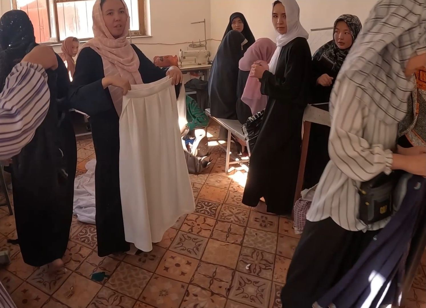 中国人在阿富汗创办的裁缝学校,让女孩子们重回教室,学习裁缝技能